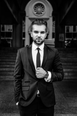 Yakışıklı sakallı işadamı