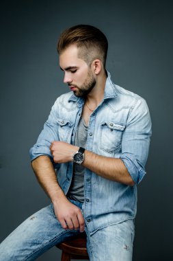 Yakışıklı sakallı adam.