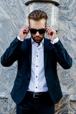 Yakışıklı sakallı işadamı