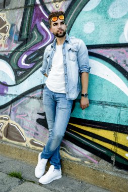 Graffiti duvar tarafından şık sakallı adam