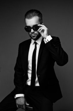 Yakışıklı sakallı işadamı