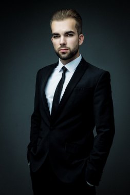 Yakışıklı sakallı işadamı