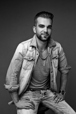 Yakışıklı sakallı adam.