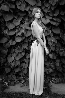 Sarmaşık duvar tarafından güzel kız