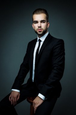 Yakışıklı sakallı işadamı