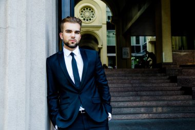 Yakışıklı sakallı işadamı