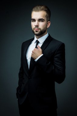 Yakışıklı sakallı işadamı