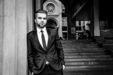 Yakışıklı sakallı işadamı