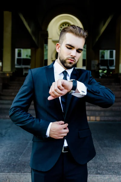 Guapo barbudo hombre de negocios — Foto de Stock