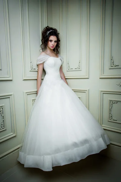 Frau im Hochzeitskleid — Stockfoto