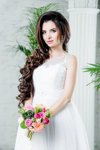 Donna in abito da sposa — Foto Stock