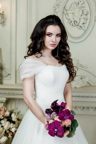 Donna in abito da sposa — Foto Stock