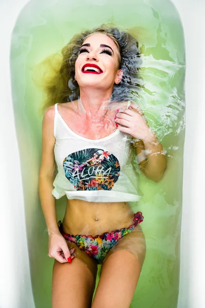 水で魅力的な女性 — ストック写真
