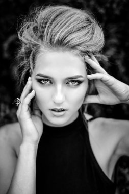 Siyah elbiseli kadın.