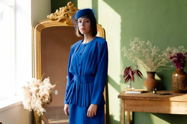 Geçmişe dönük mavi elbiseli güzel bir kadın.