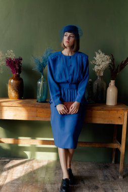 Geçmişe dönük mavi elbiseli güzel bir kadın.