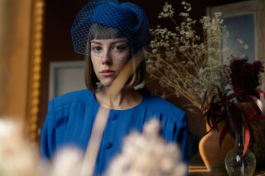 Geçmişe dönük mavi elbiseli güzel bir kadın.