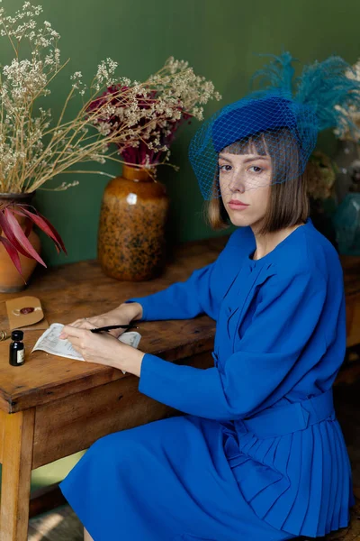 Młoda Kobieta Niebieskiej Staromodnej Sukience Pisze Notatkę — Zdjęcie stockowe