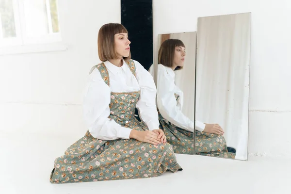 Jovem Menina Roupas Moda Antiga Posando Contra Espelho — Fotografia de Stock