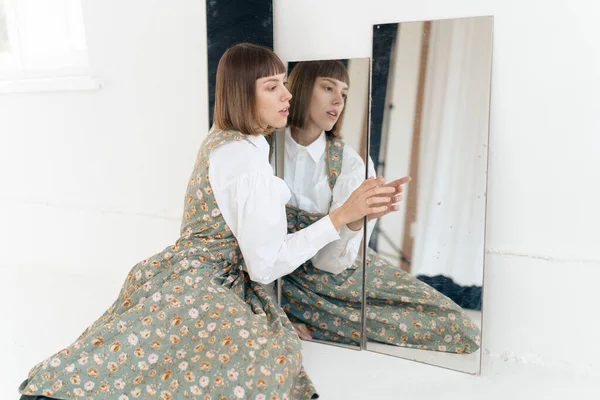 Jong Meisje Ouderwetse Kleding Poseren Tegen Spiegel — Stockfoto