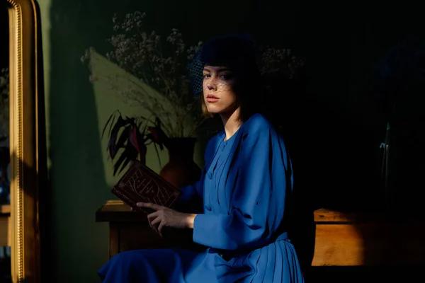 Belle Jeune Femme Dans Style Rétro Robe Bleue Posant — Photo