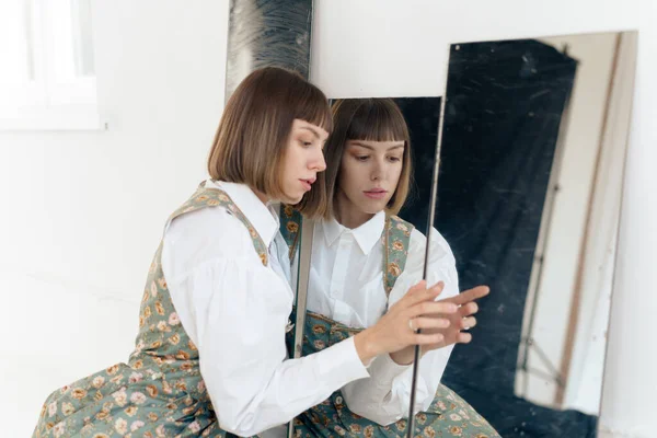 Gadis Muda Dengan Pakaian Kuno Berpose Melawan Cermin — Stok Foto