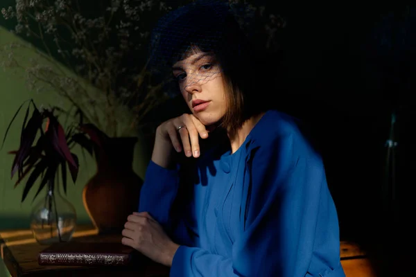 Wanita Muda Yang Cantik Dalam Gaya Retro Gaun Biru Berpose — Stok Foto