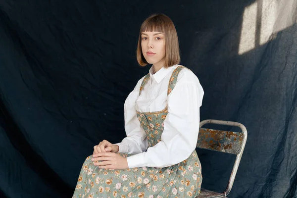 Jovem Mulher Vestido Moda Antiga Posando Estúdio Contra Fundo Escuro — Fotografia de Stock