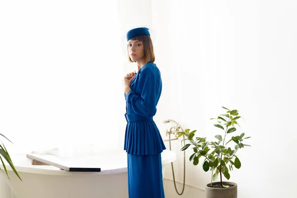 Belle Jeune Femme Dans Style Rétro Robe Bleue Posant — Photo