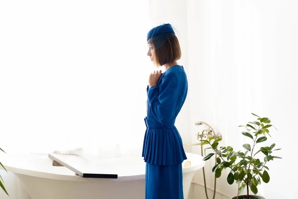 Belle Jeune Femme Dans Style Rétro Robe Bleue Posant — Photo