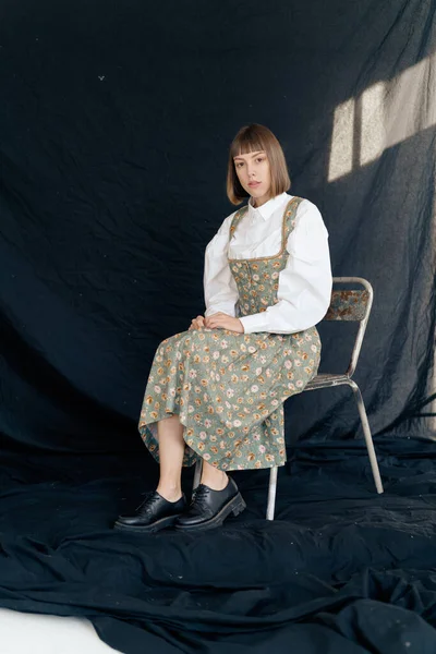 Eski Moda Elbiseli Genç Bir Kadın Stüdyoda Karanlık Arka Planda — Stok fotoğraf
