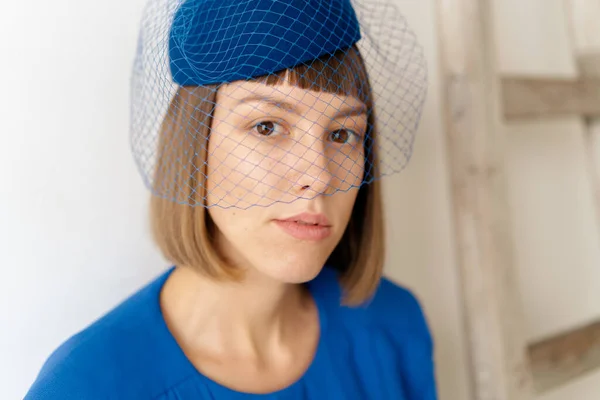 Portrait Jeune Femme Coiffure Bleue Avec Voile — Photo