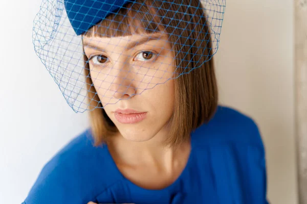 头戴蓝色头巾的年轻女子肖像 — 图库照片