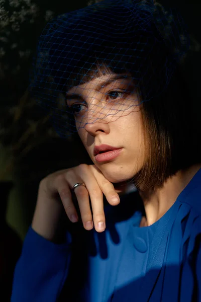 Retrato Jovem Mulher Cobertura Para Cabeça Azul Com Véu — Fotografia de Stock