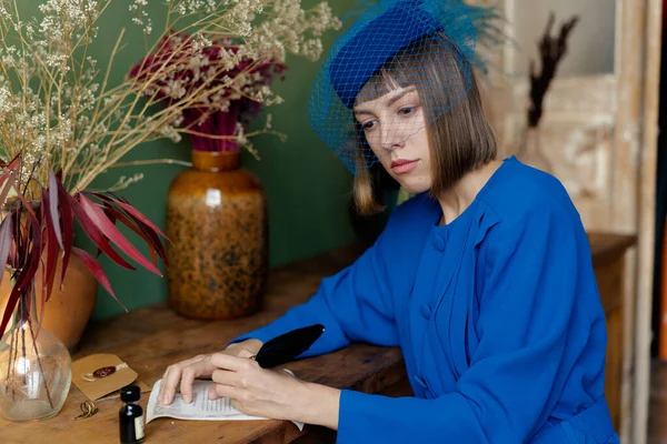 Νεαρή Γυναίκα Μπλε Παλιομοδίτικο Φόρεμα Γράφει Ένα Σημείωμα — Φωτογραφία Αρχείου