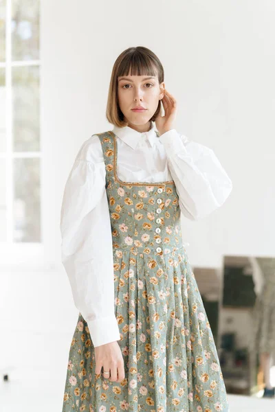 Stüdyoda Poz Veren Eski Moda Elbiseli Muhteşem Genç Kadın — Stok fotoğraf
