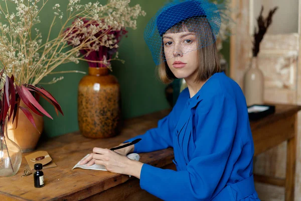 Joven Mujer Azul Vestido Anticuado Escribir Una Nota —  Fotos de Stock