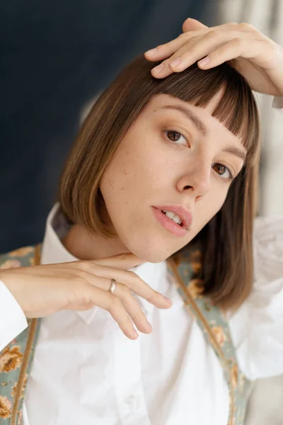 Jovem Mulher Vestido Moda Antiga Posando Estúdio Contra Fundo Escuro — Fotografia de Stock