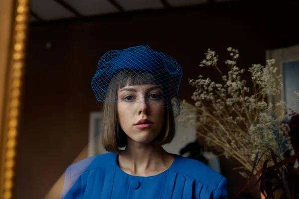 Bela Jovem Mulher Estilo Retro Vestido Azul Posando — Fotografia de Stock