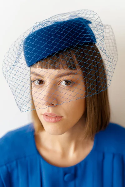 Portrait Jeune Femme Coiffure Bleue Avec Voile — Photo