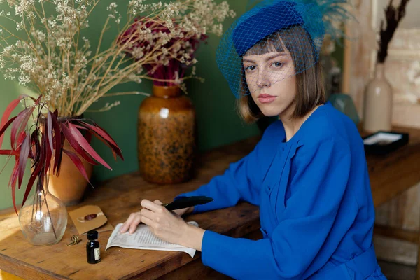 Giovane Donna Abito Blu Vecchio Stile Scrivere Una Nota — Foto Stock