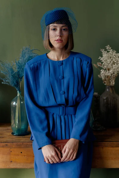 Bela Jovem Mulher Estilo Retro Vestido Azul Posando — Fotografia de Stock