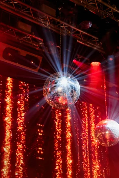 Leuchtende Discokugeln Der Decke — Stockfoto