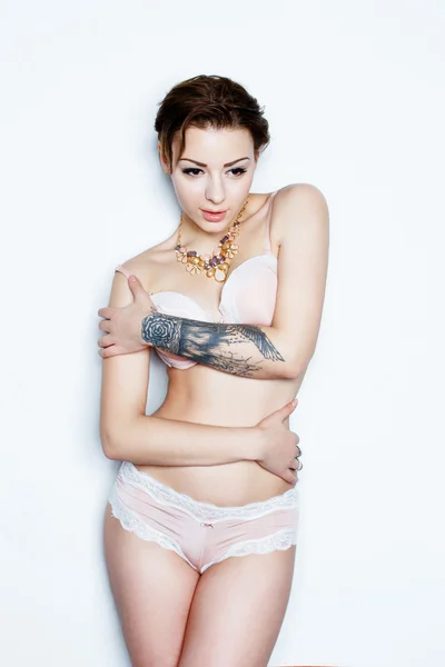 Sexig ung kvinna som bär underkläder — Stockfoto