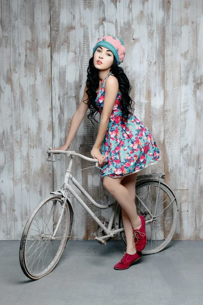 Pretty brunette woman with bicycle — Stock Photo, Image