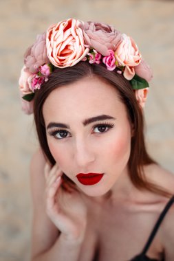 Çiçek çelenk şehvetli kadın