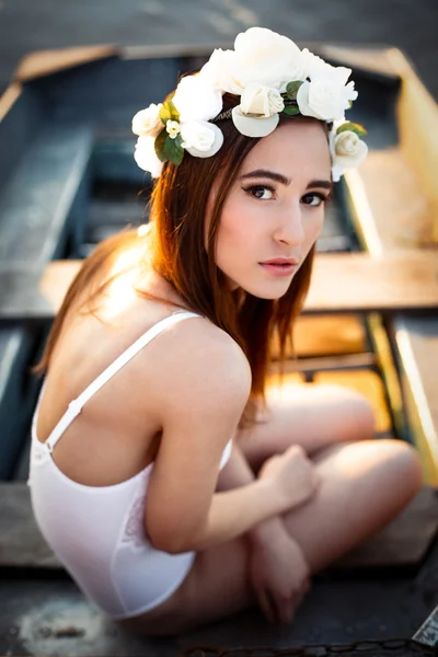 Sensuele vrouw in bloemen krans — Stockfoto