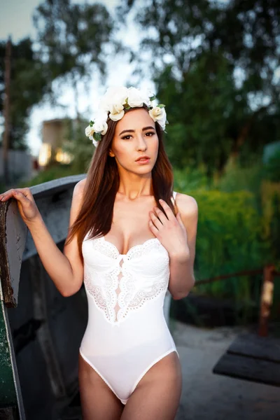 Sensuele vrouw in bloemen krans — Stockfoto
