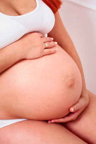 Mujer embarazada vientre — Foto de Stock
