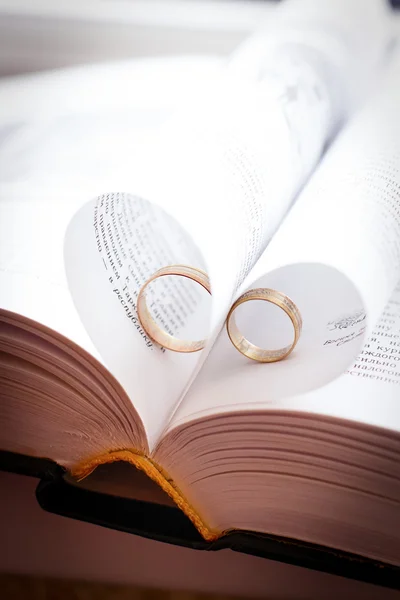 Golden wedding rings — Stock Photo, Image